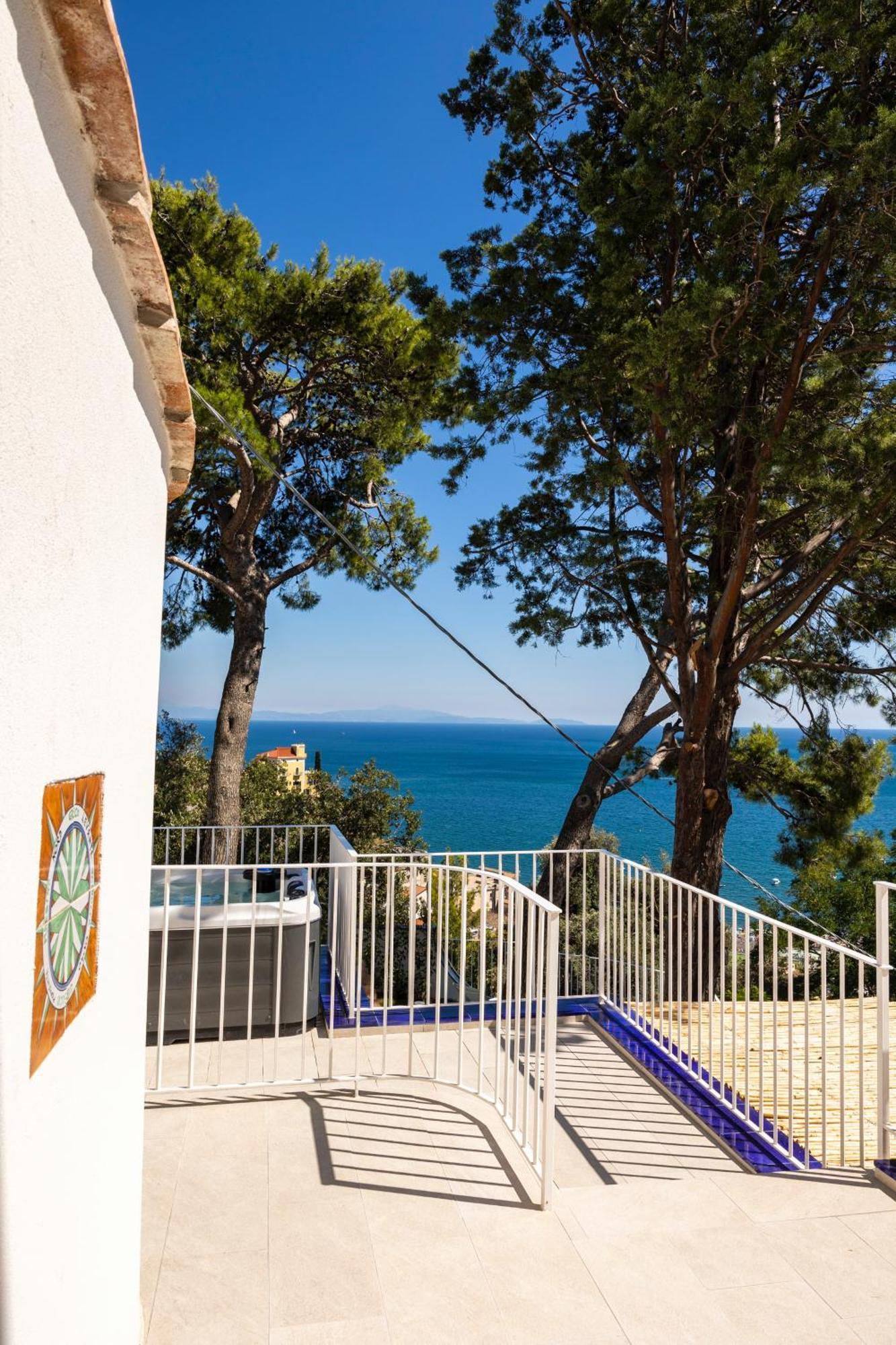 Decori Suites Amalfi Coast - Free Parking Vietri sul Mare Room photo